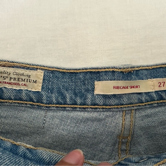 Levi’s Ribcage Shorts - Picture 2 of 4